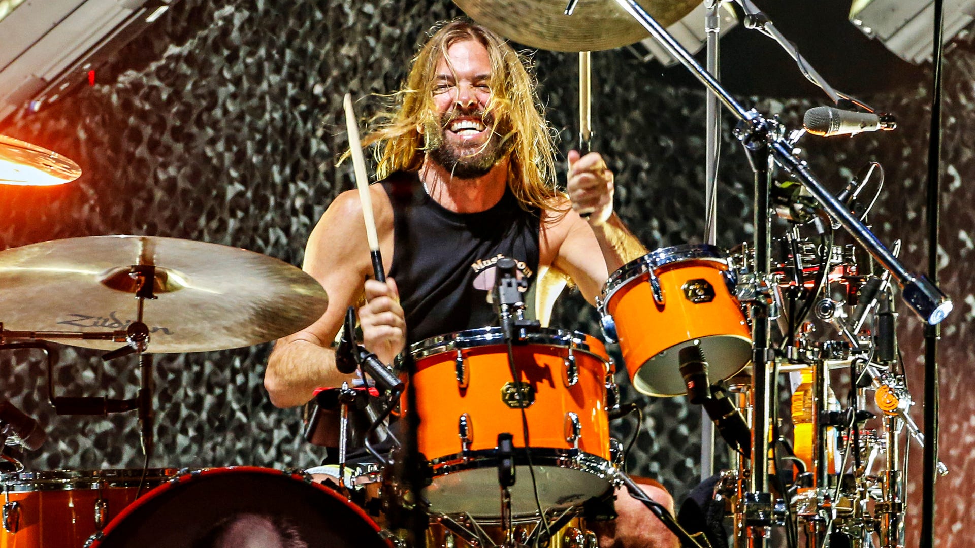 MIL BATERISTAS RINDEN TRIBUTO A TAYLOR HAWKINS MIL BATERISTAS RINDEN TRIBUTO A TAYLOR HAWKINS