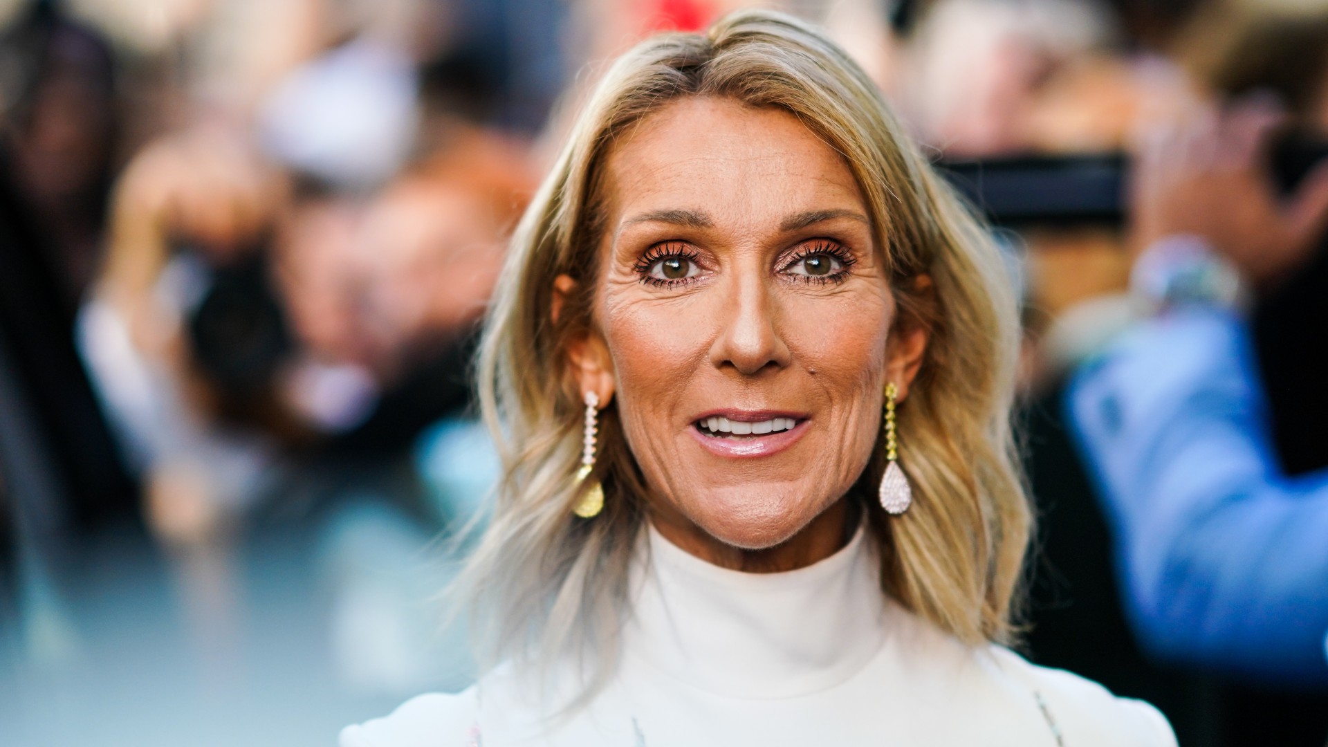 Céline Dion vuelve a los escenarios después de seis años y emociona al público en París