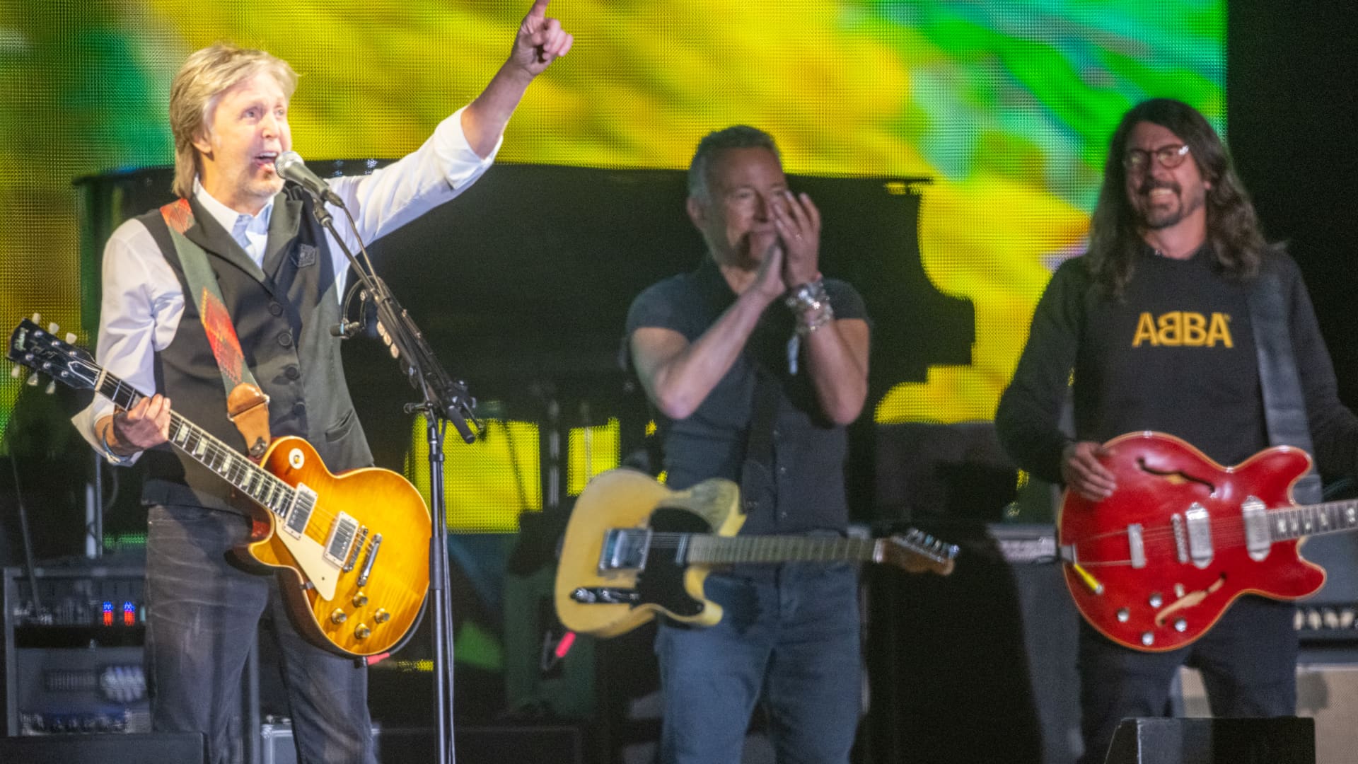 GLASTONBURY 2022 UN SHOW  INCREIBLE CON DAVE  GROHL Y PAUL  MCCARTNEY