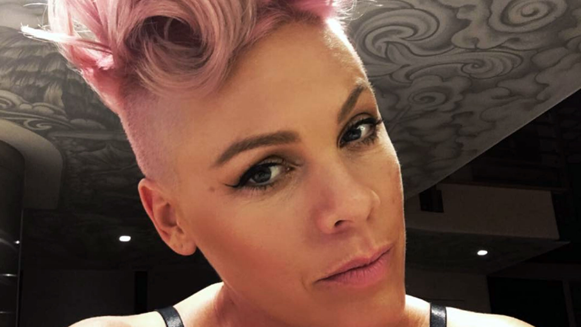 Pink conmueve con su tributo a la legendaria Sinead O’Connor Pink conmueve con su tributo a la legendaria Sinead O’Connor