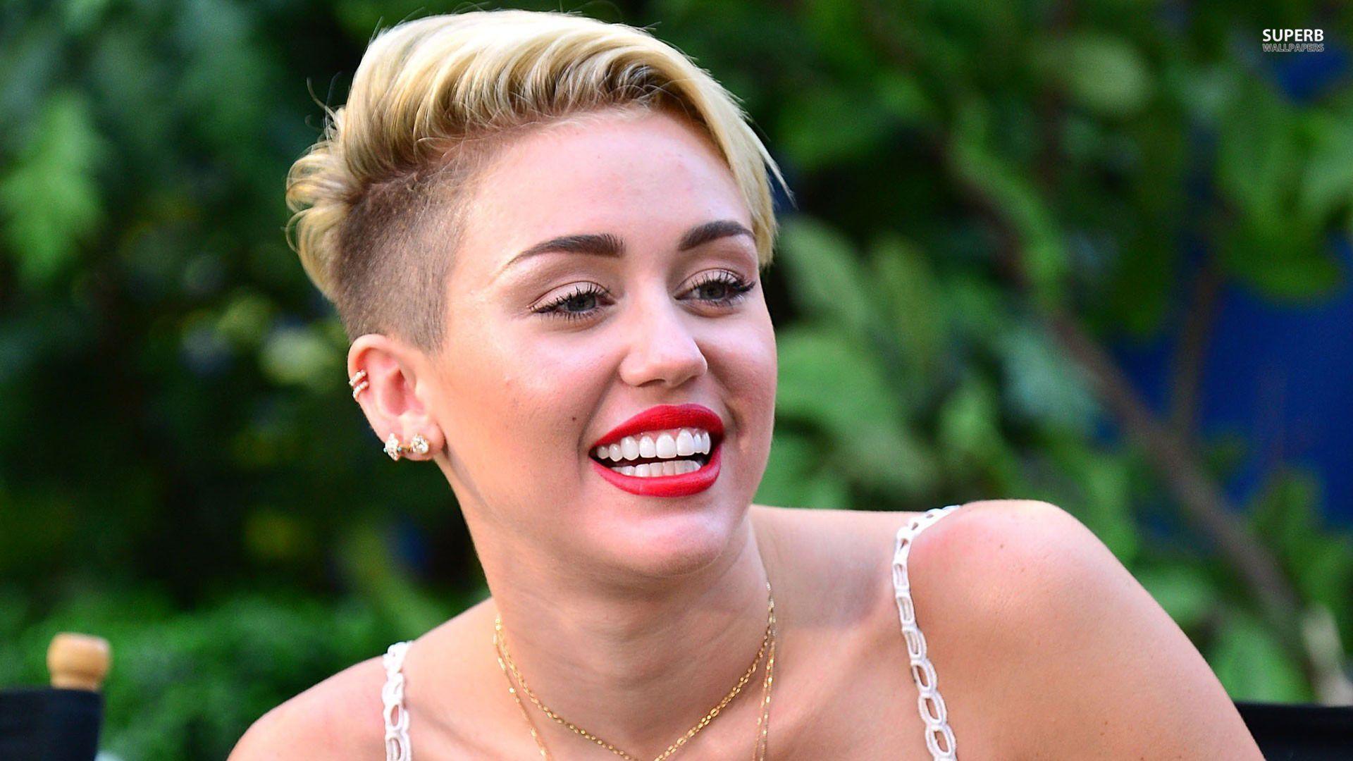 3 MOMENTOS VIRALES DE MILEY CYRUS PARA CELEBRAR SU CUMPLEAÑOS #30