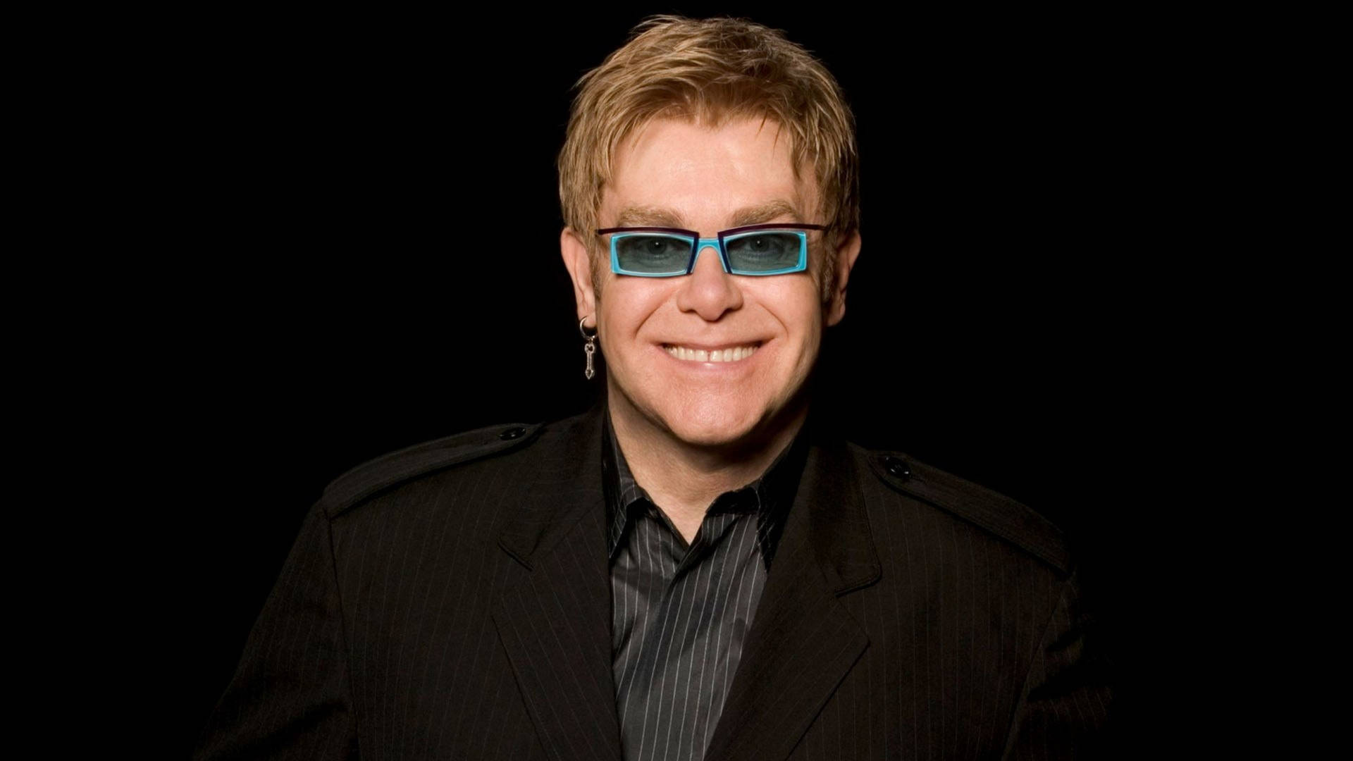 Elton John enfrenta problemas de visión y cambia su forma de firmar autógrafos Elton John enfrenta problemas de visión y cambia su forma de firmar autógrafos