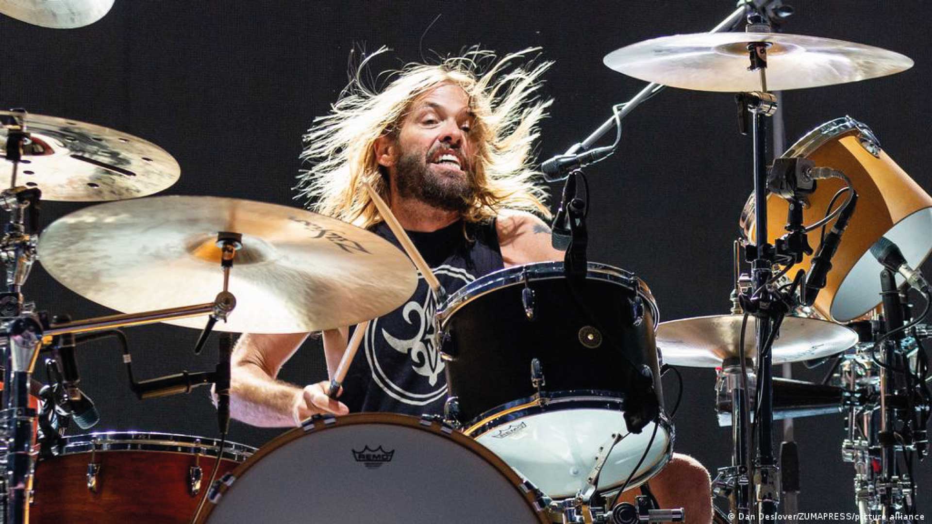 100 bateristas se unen para homenajear a Taylor Hawkins de los Foo Fighters