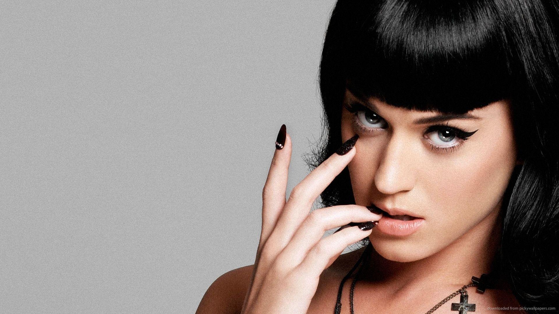 Katy Perry reacciona divertida al escuchar a un fan cantando su canción en Coachella