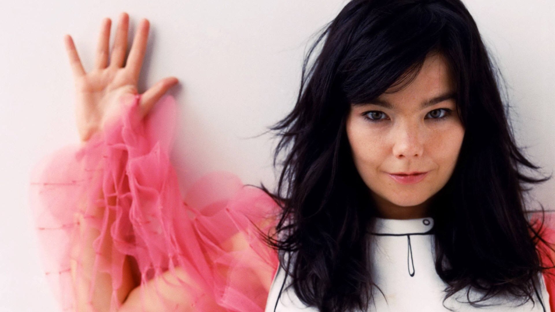 Björk REVELA FECHA DE SU NUEVO ÁLBUM "FOSSORA"