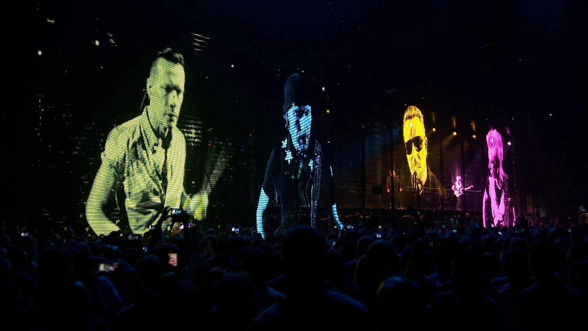 U2 HACE SORPRESIVO CONCIERTO EN EL METRO DE KIEV