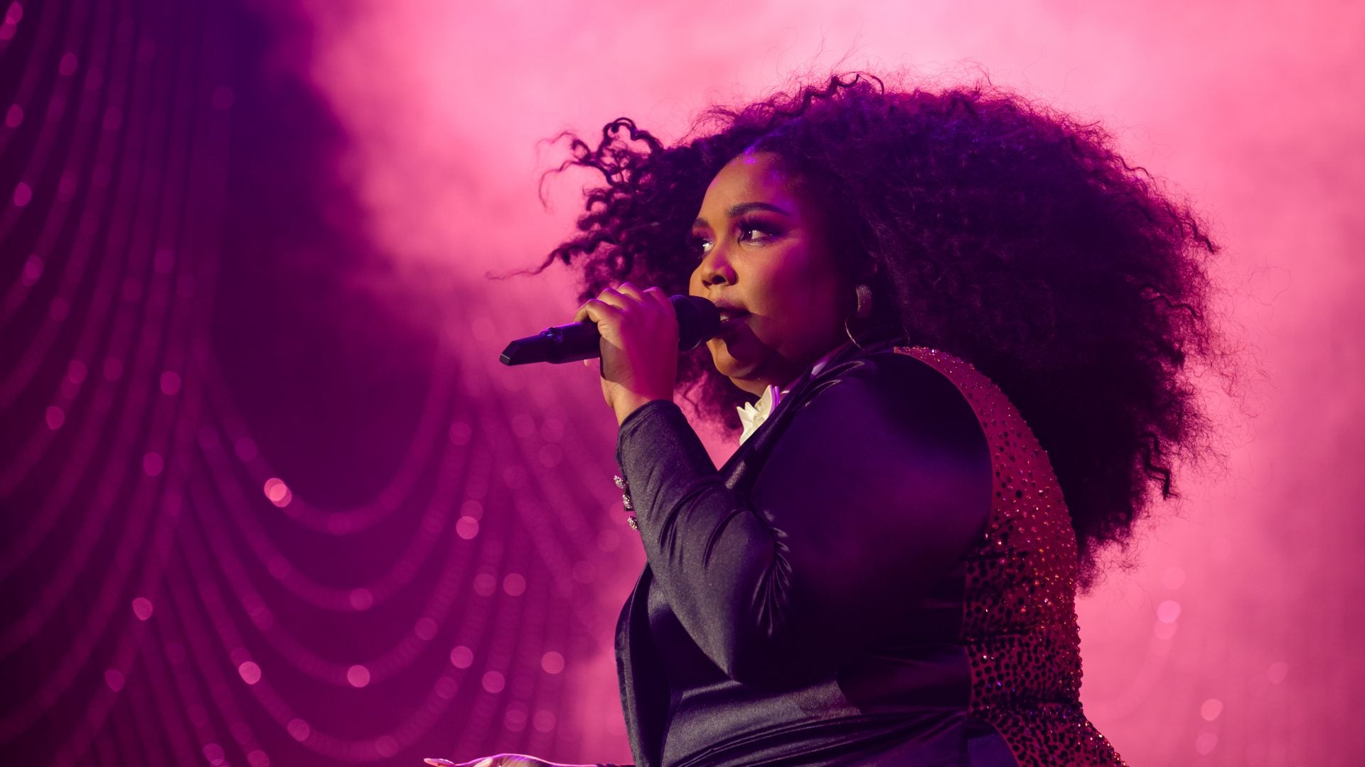 LIZZO DA UNA SORPRESA A UNA FAN DE  TIK TOK