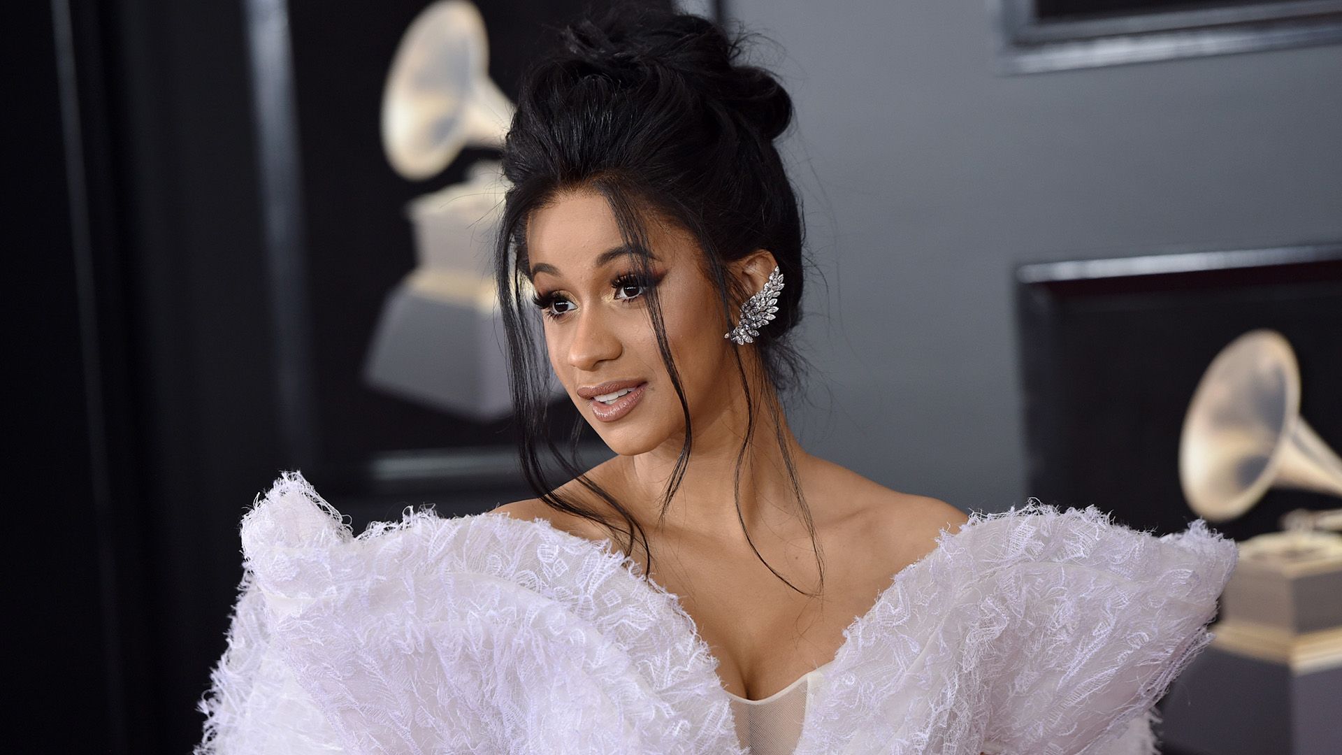 CARDI B RETIRA SUS IMPLANTES Y DEJA UN SENTIDO MENSAJE A SUS FANS