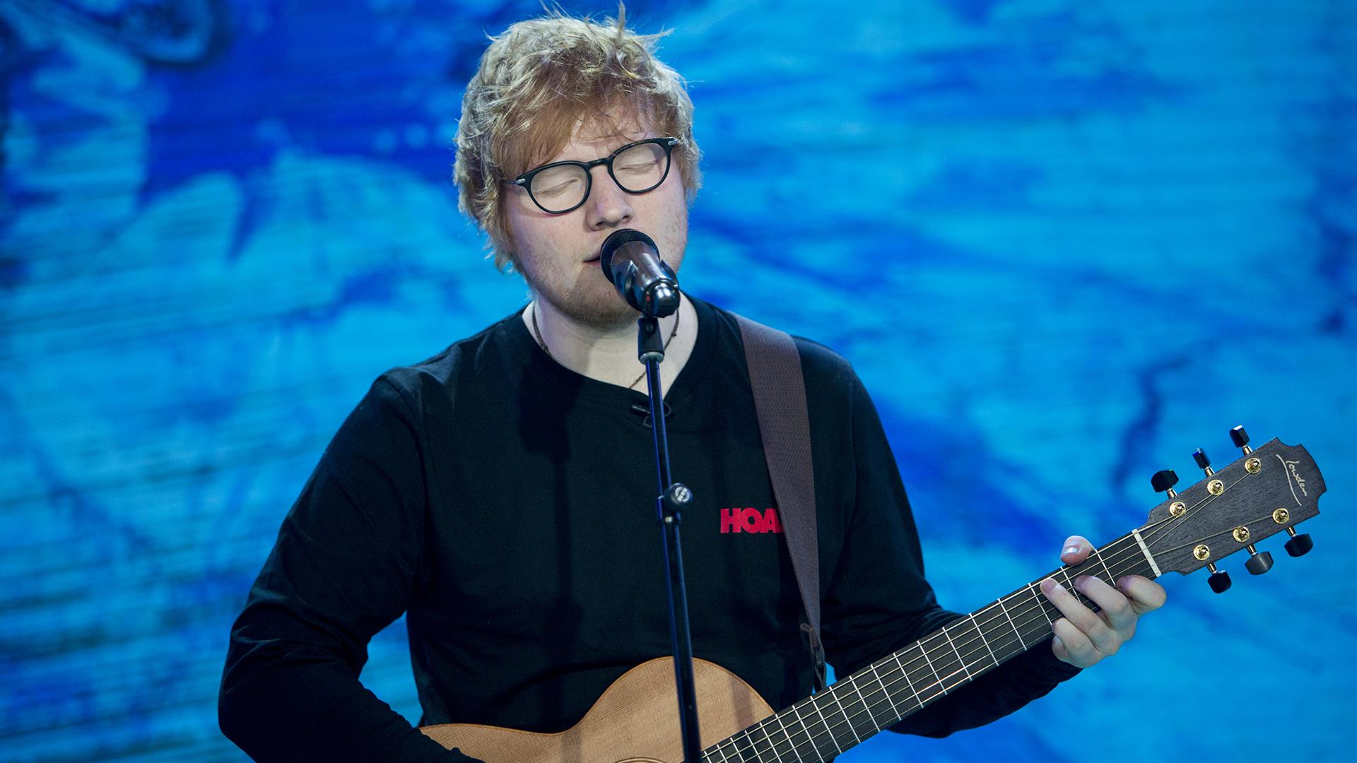 Ed Sheeran sorprende a estudiantes de una escuela en Florida al cantar junto a ellos