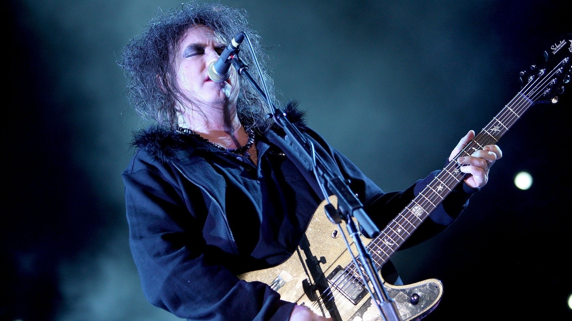 ROBERT SMITH SE ENOJA POR HUELGA PROGRAMADA EL MISMO DÍA DE SU CONCIERTO