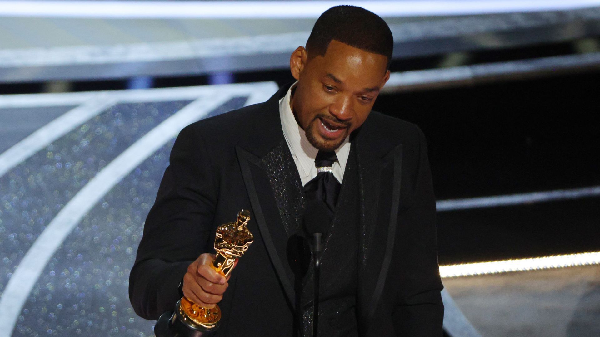 EN MEDIO DE LOS OSCAR  WILL SMITH   PROTAGONIZA UNA POLÉMICA ESCENA