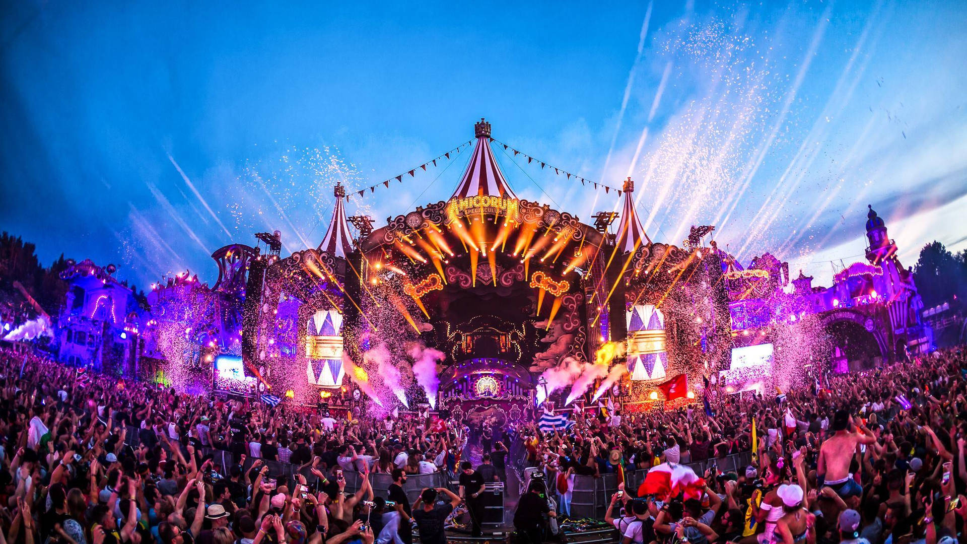 Incendio en Tomorrowland: el escenario principal arde horas antes del festival