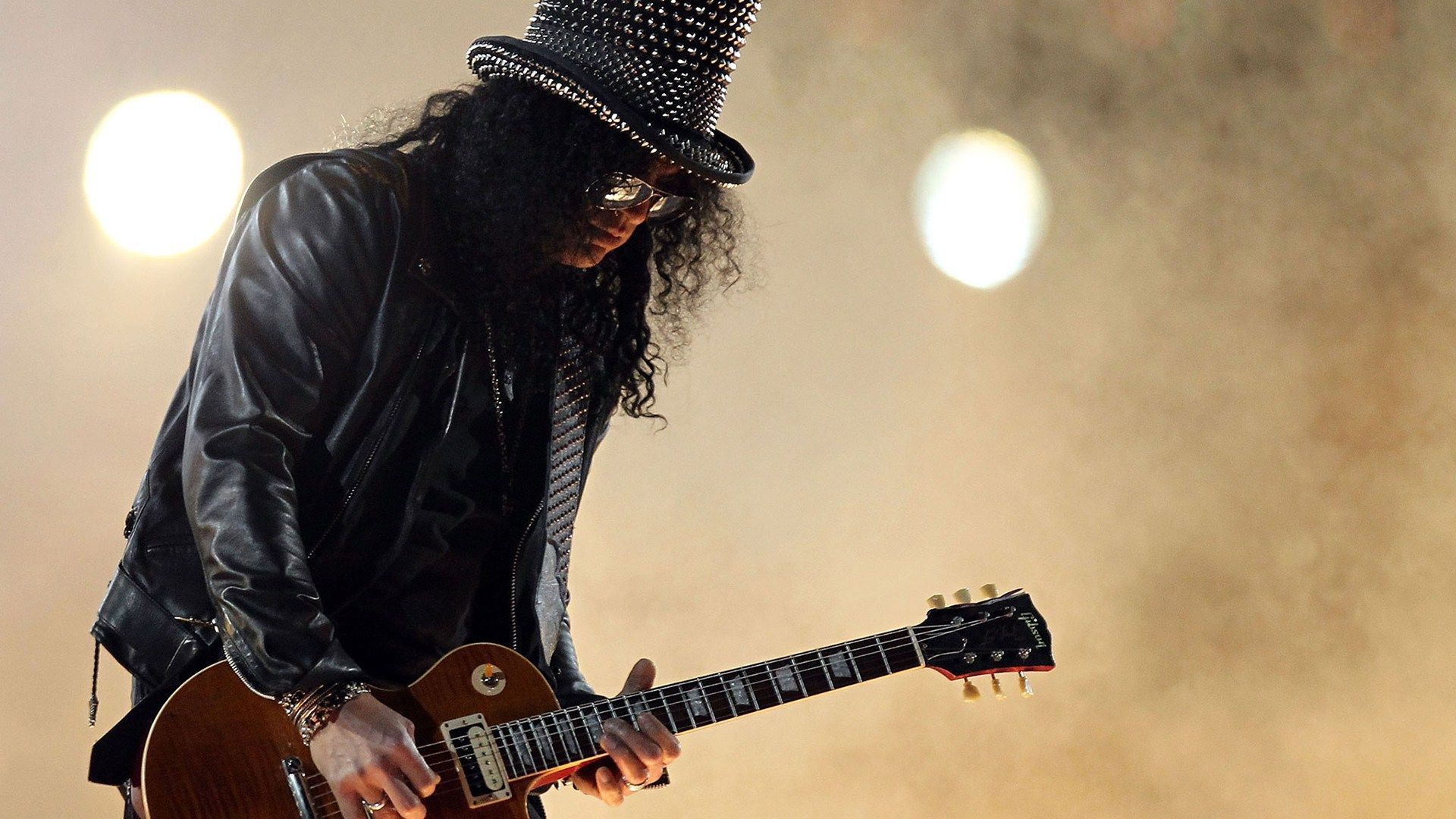 SLASH VIVE CURIOSO MOMENTO LUEGO DE TERMINAR SHOW CON GUN'S  N`ROSES