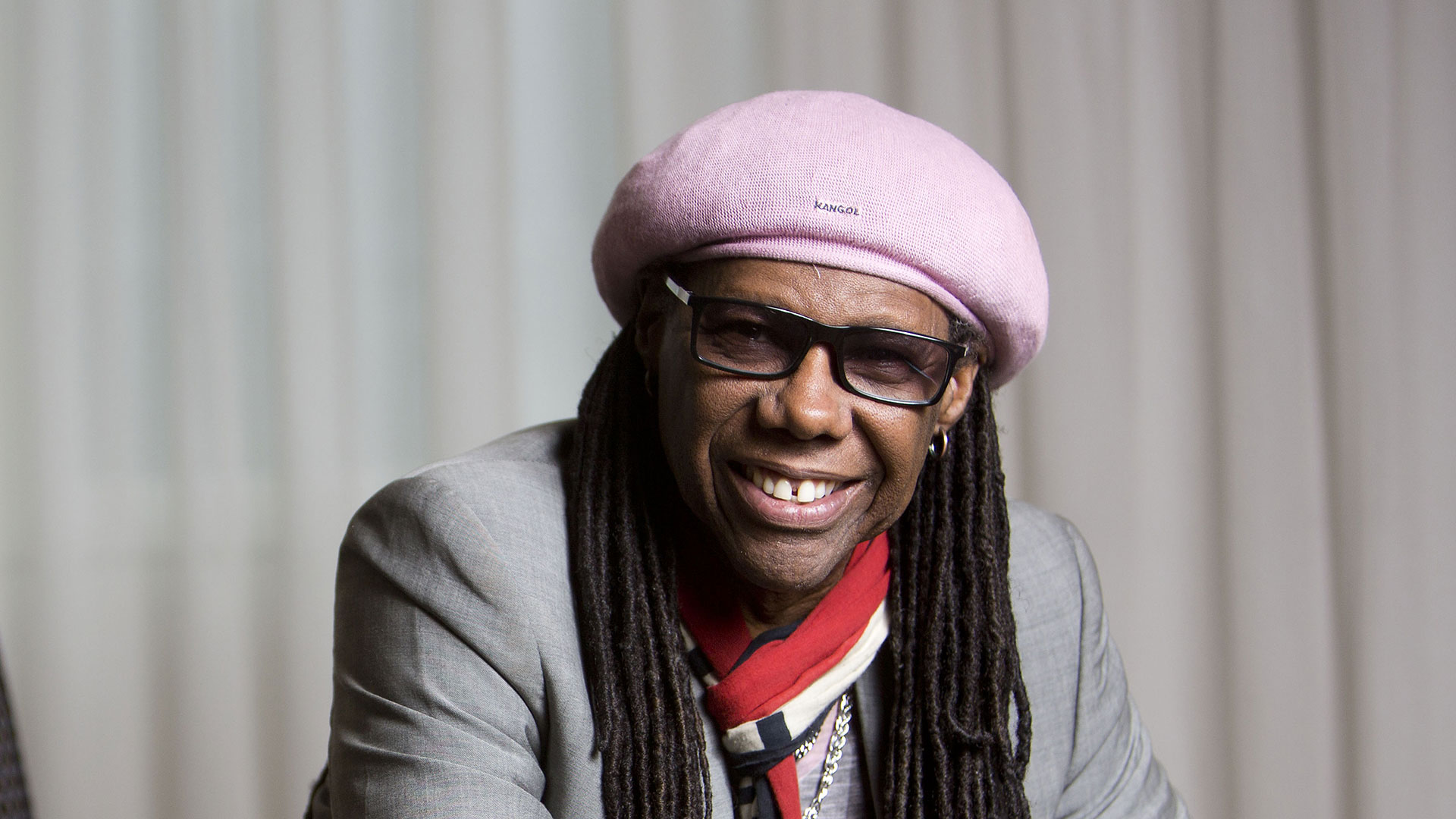 "Nile Rodgers Celebra su 71º Cumpleaños: El Maestro de la Guitarra y la Música Disco sigue Brillando" "Nile Rodgers Celebra su 71º Cumpleaños: El Maestro de la Guitarra y la Música Disco sigue Brillando"