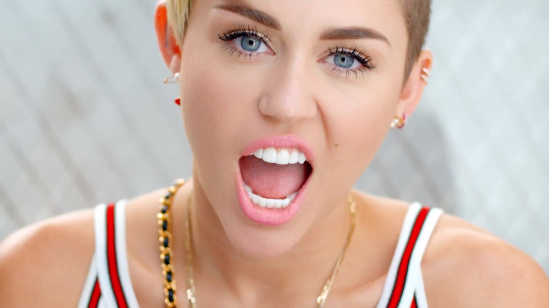Miley Cyrus emociona con un adelanto exclusivo de su nuevo sencillo "More to Lose"
