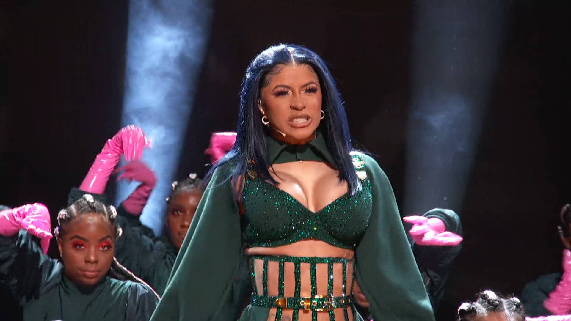 Cardi B lanza su micrófono en respuesta a agresiones en el escenario