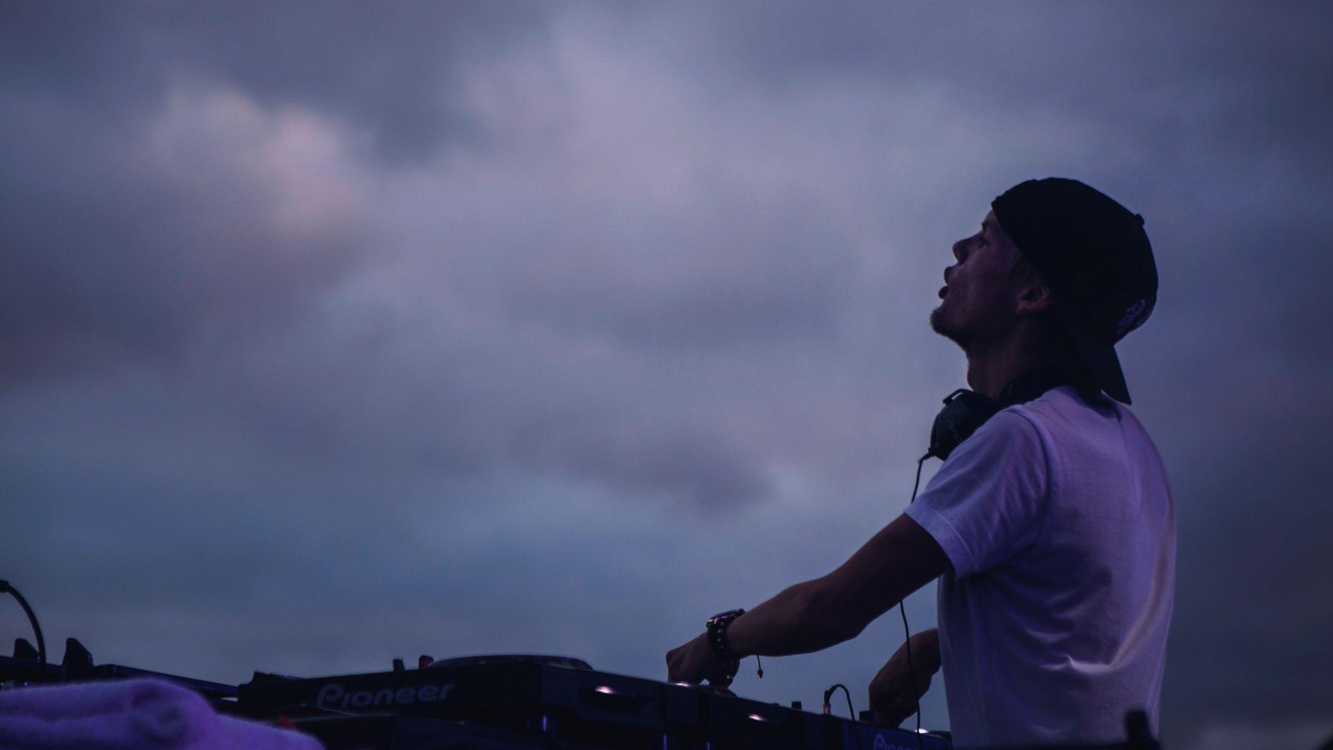 Avicii Celebra el Décimo Aniversario de 'TRUE' con Material Inédito y Nuevas Ediciones Avicii Celebra el Décimo Aniversario de 'TRUE' con Material Inédito y Nuevas Ediciones