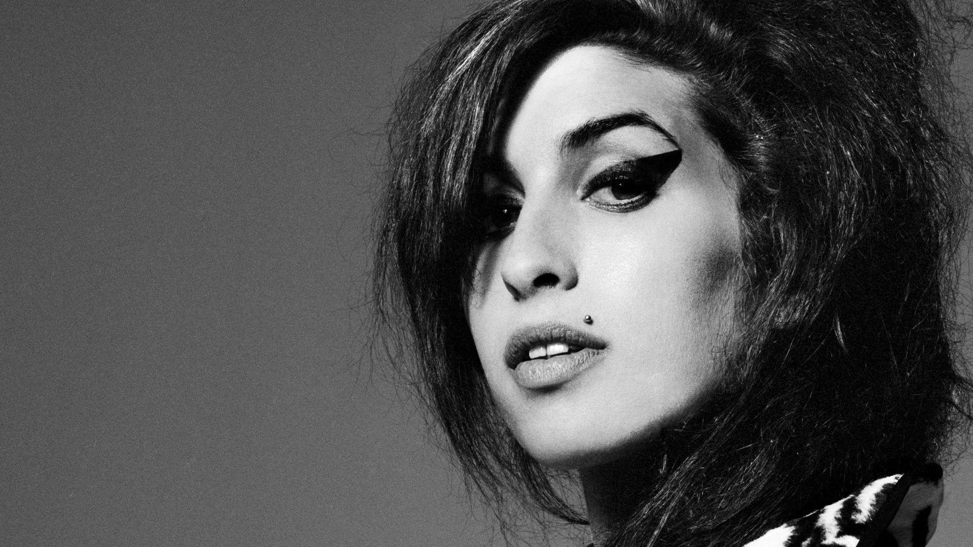 DIRECTORA DE “50 SHADES OF GRAY” TRABAJA EN UNA NUEVA PELÍCULA DE AMY WINEHOUSE