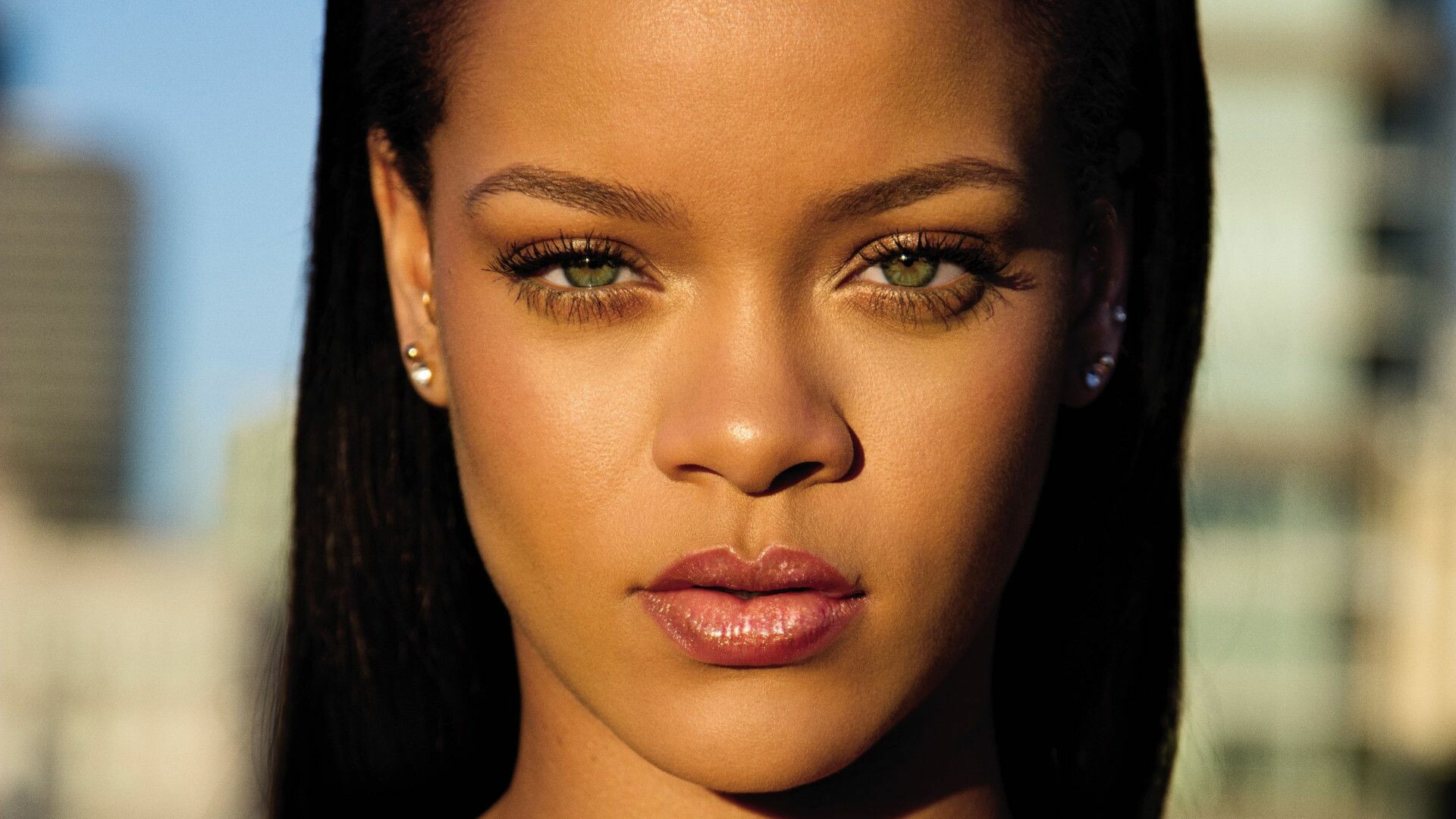 Rihanna vuelve a la música por la puerta azul: protagoniza y produce la nueva película de Los Pitufos