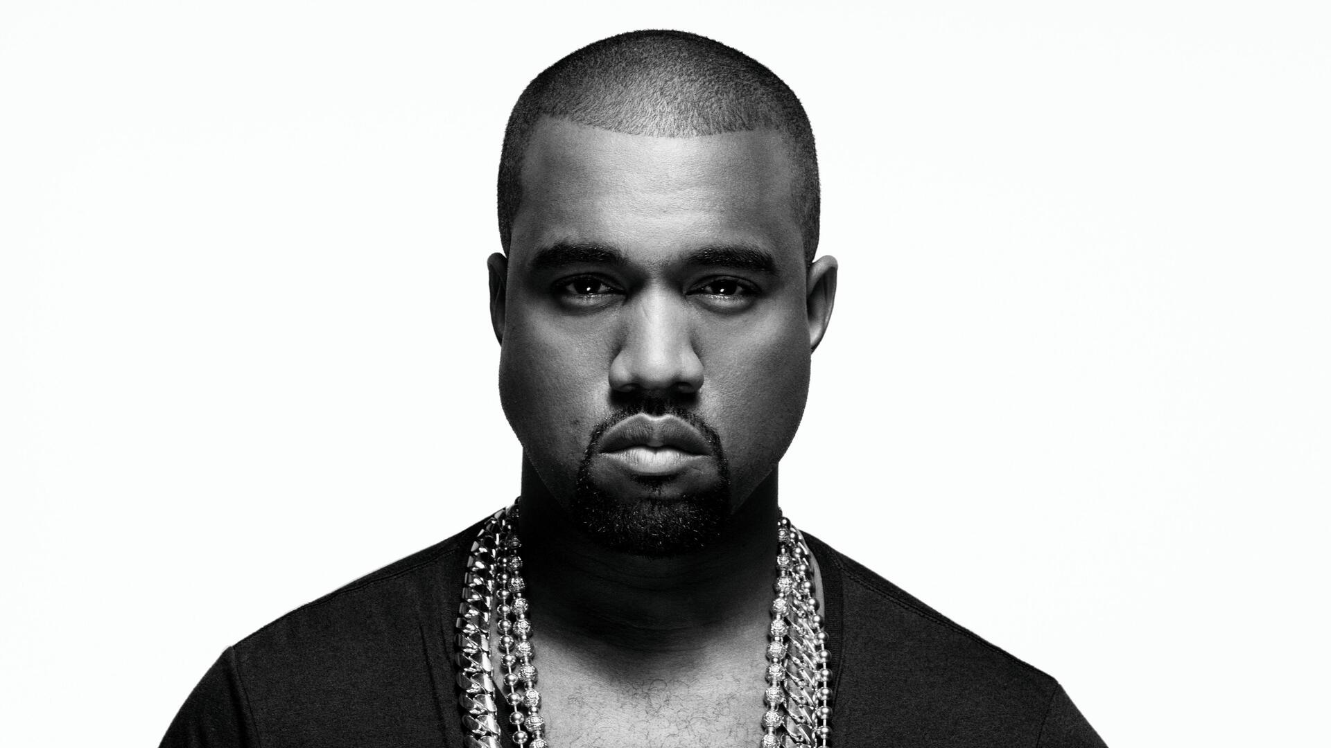 KANYE WEST LANZA CELULAR DE FANÁTICA