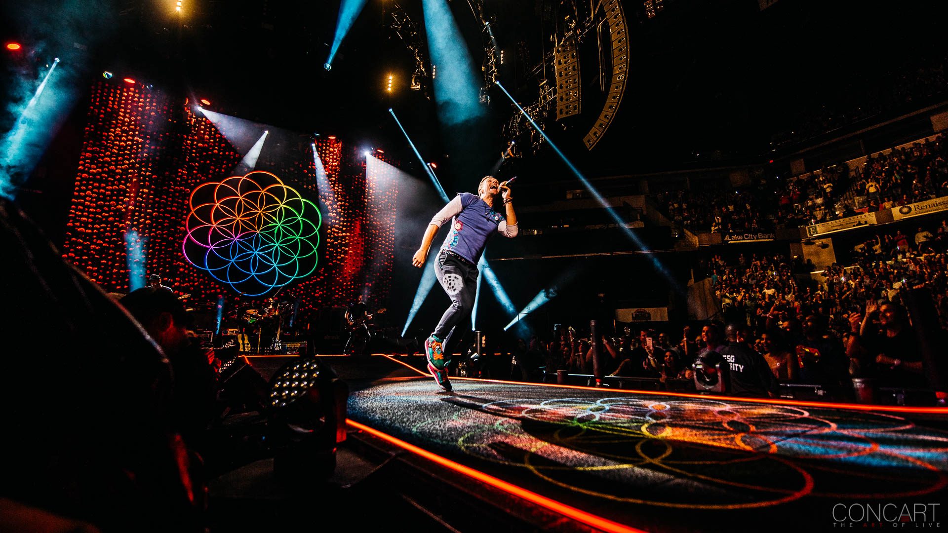 Coldplay arranca su gira con un mensaje poderoso: música, impacto ambiental y una flor en su honor