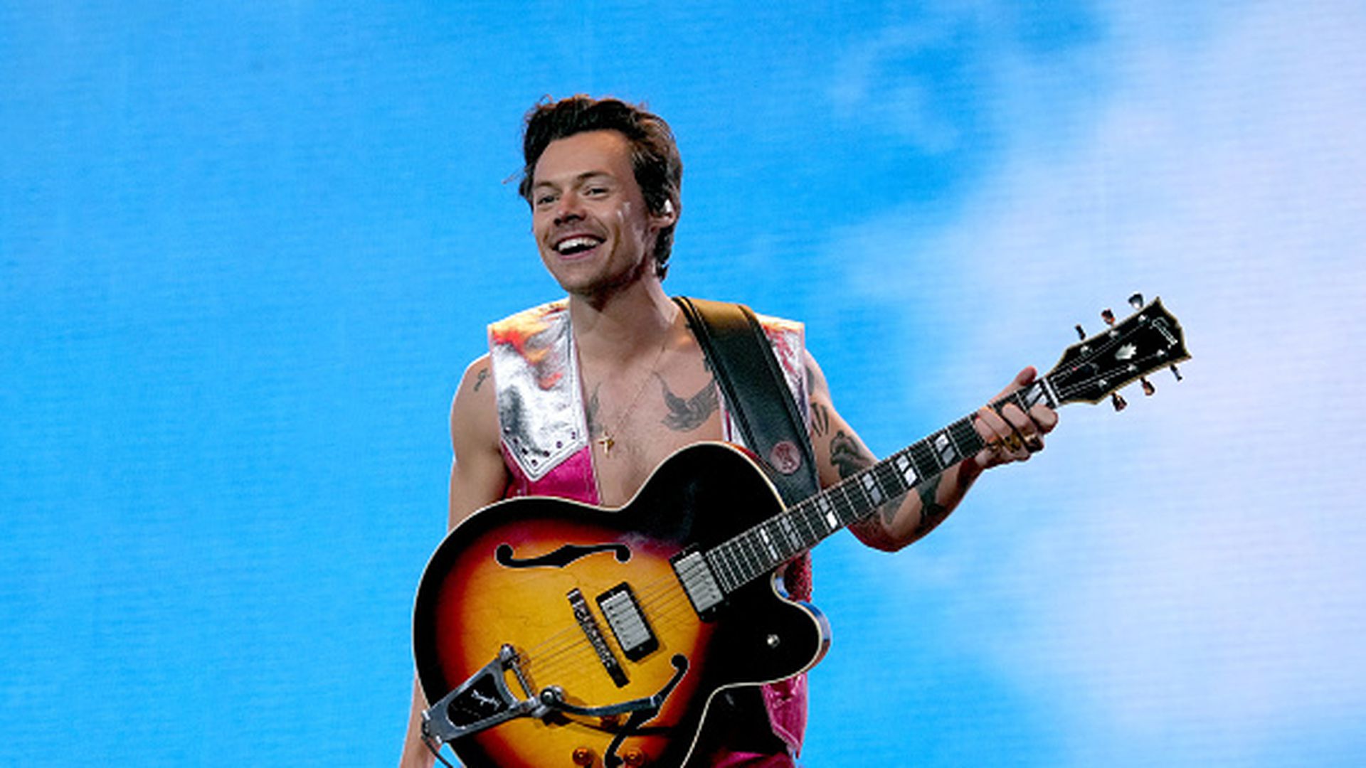 Harry Styles: Uno de los Artistas Más Rentables de 2022 con Ingresos Millonarios Harry Styles: Uno de los Artistas Más Rentables de 2022 con Ingresos Millonarios