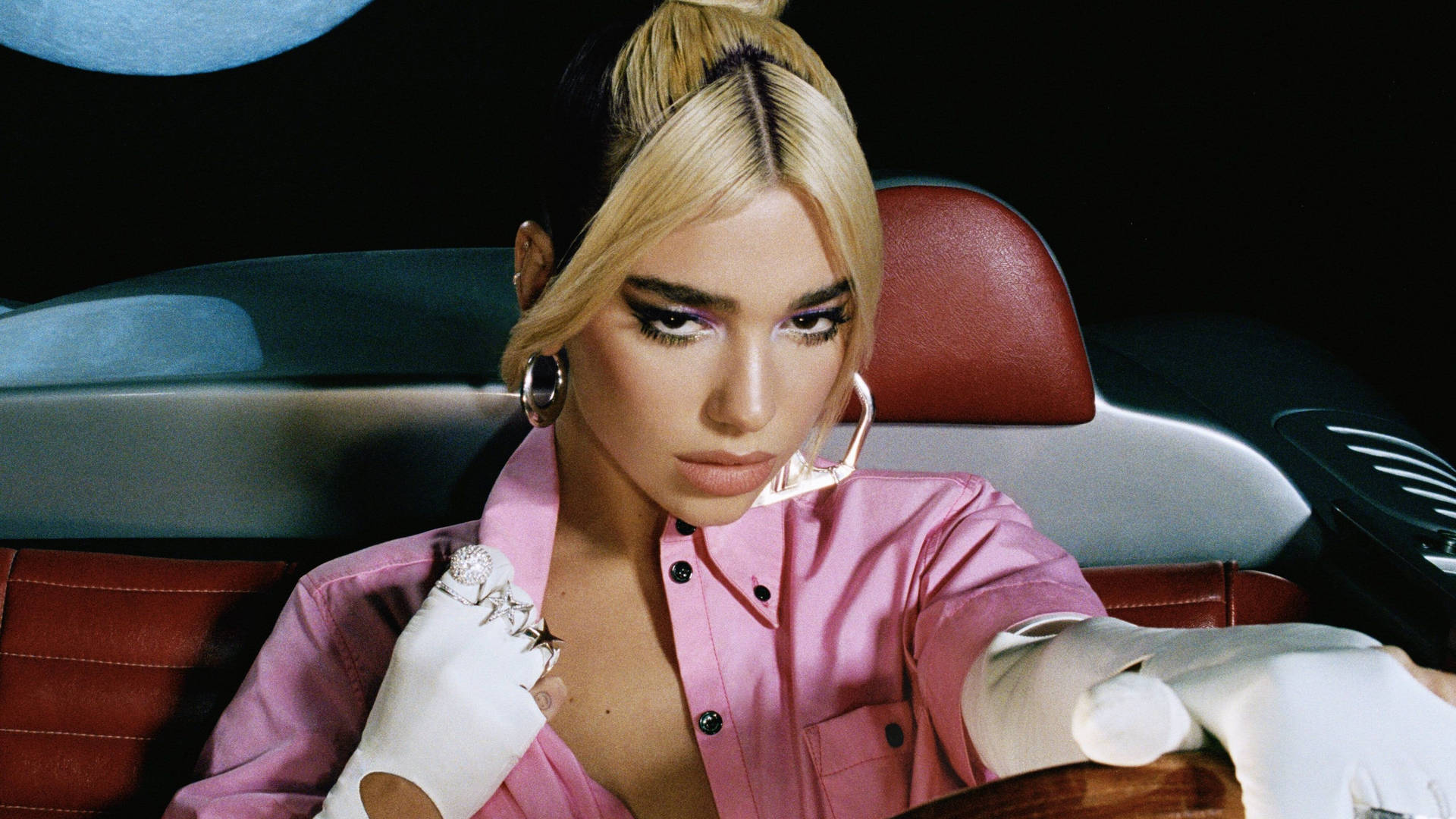 Dua Lipa encandila a Francia con un homenaje a Daft Punk y joyas del pop local