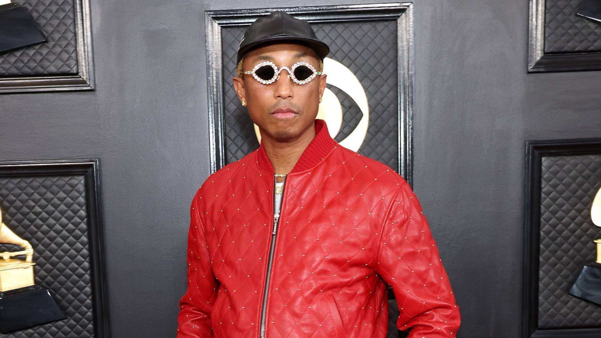 De estrella musical a icono de la moda: Pharrell Williams brilla en la pasarela De estrella musical a icono de la moda: Pharrell Williams brilla en la pasarela
