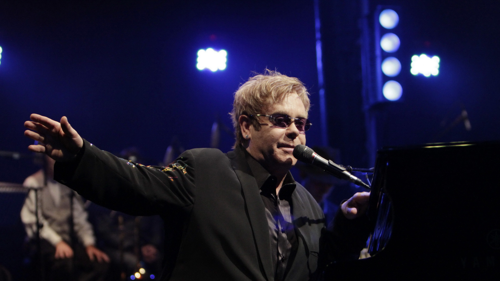 Elton John detiene la grabación de su próximo álbum debido a complicaciones de salud Elton John detiene la grabación de su próximo álbum debido a complicaciones de salud