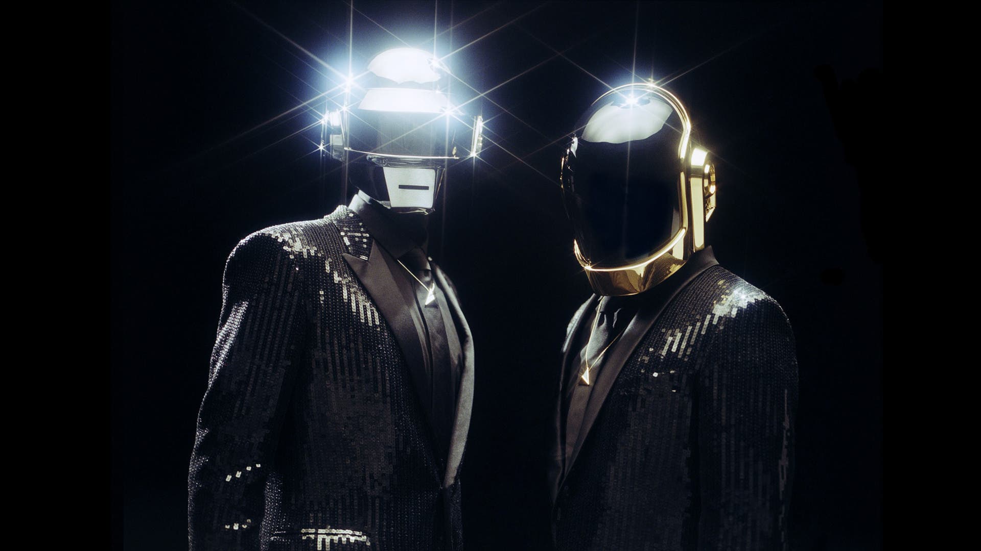 FAN DE DAFT PUNK LA SACA DEL ESTADIO CON UN RELOJ DE PALABRAS A BASE DE “HARDER, BETTER, FASTER, STONGER”