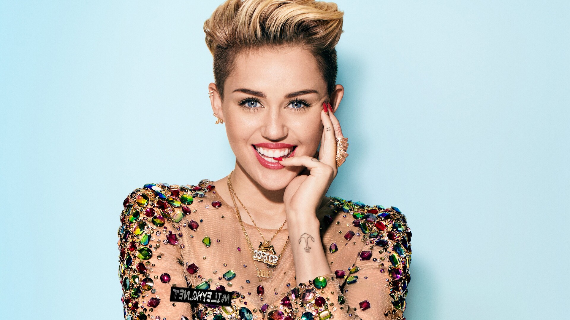 Miley Cyrus Deja pistas de  su Nuevo Sencillo: "Used To Be Young"