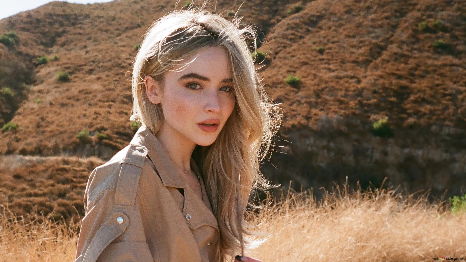 Sabrina Carpenter revela las canciones de su nuevo álbum con la ayuda de un tierno perrito