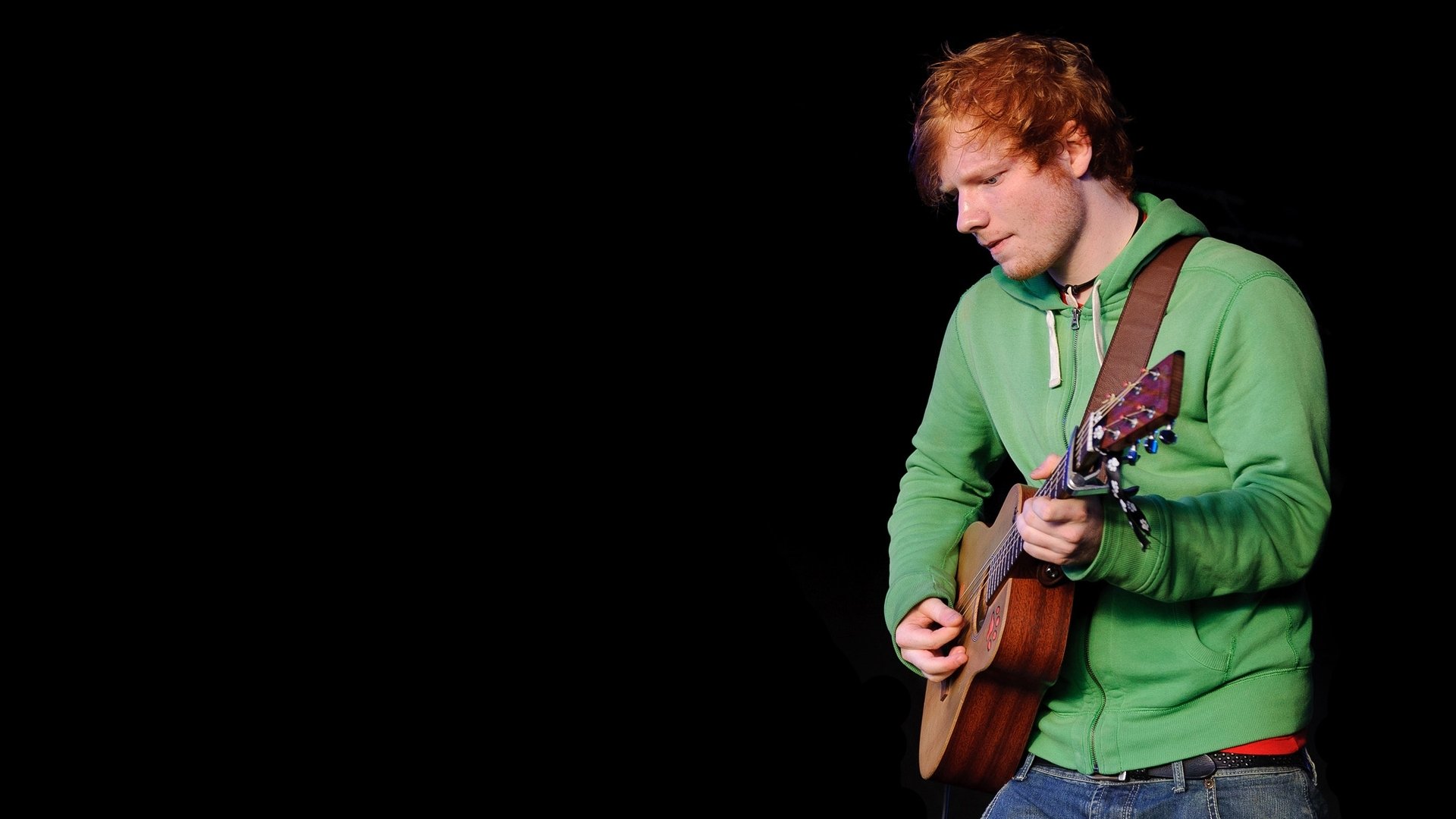 Ed Sheeran Sorprende a Estudiantes con Concierto y Dona 5 Guitarras