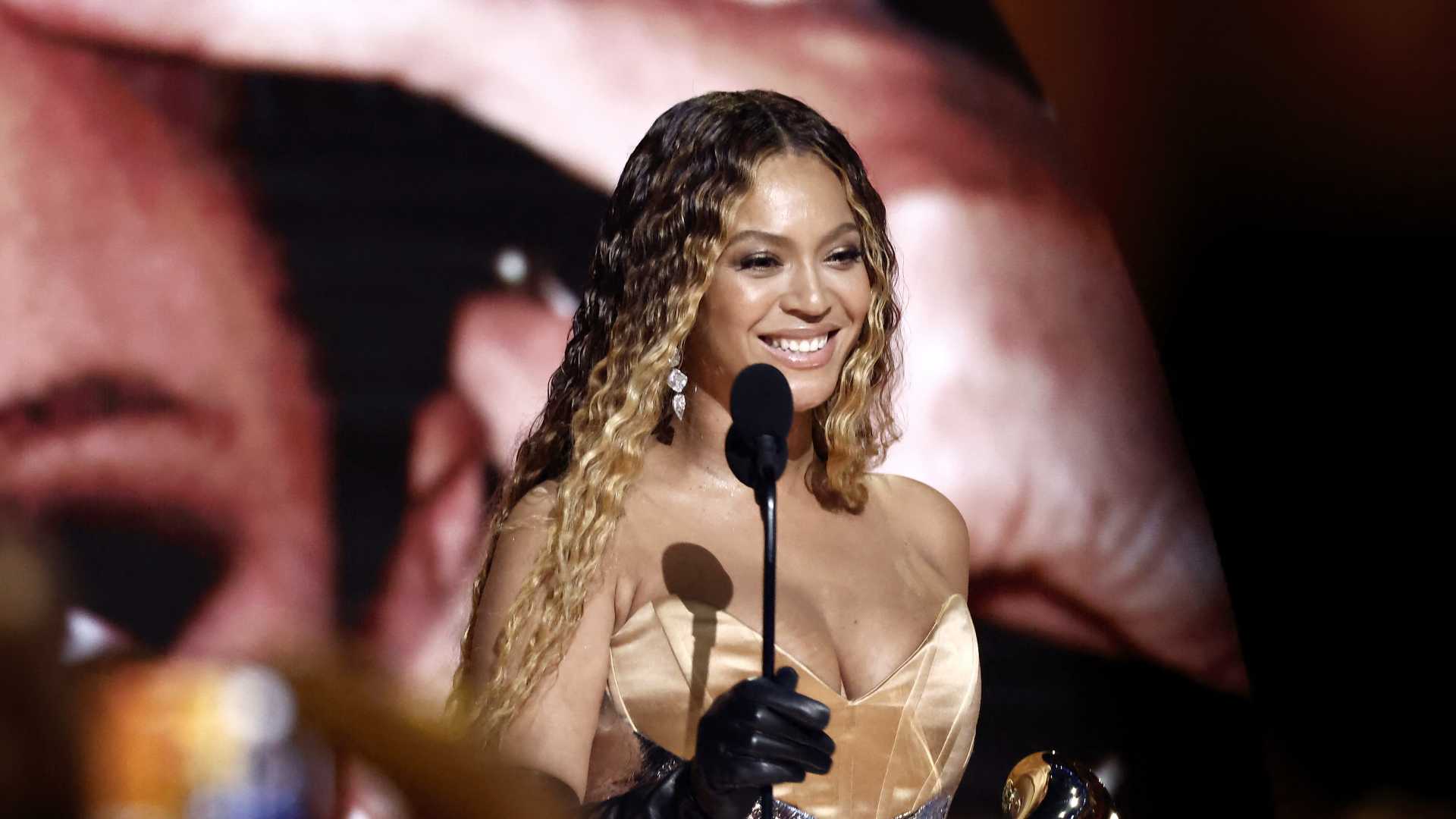 Beyoncé hace Historia en la Música Country con 'Texas Hold 'Em'