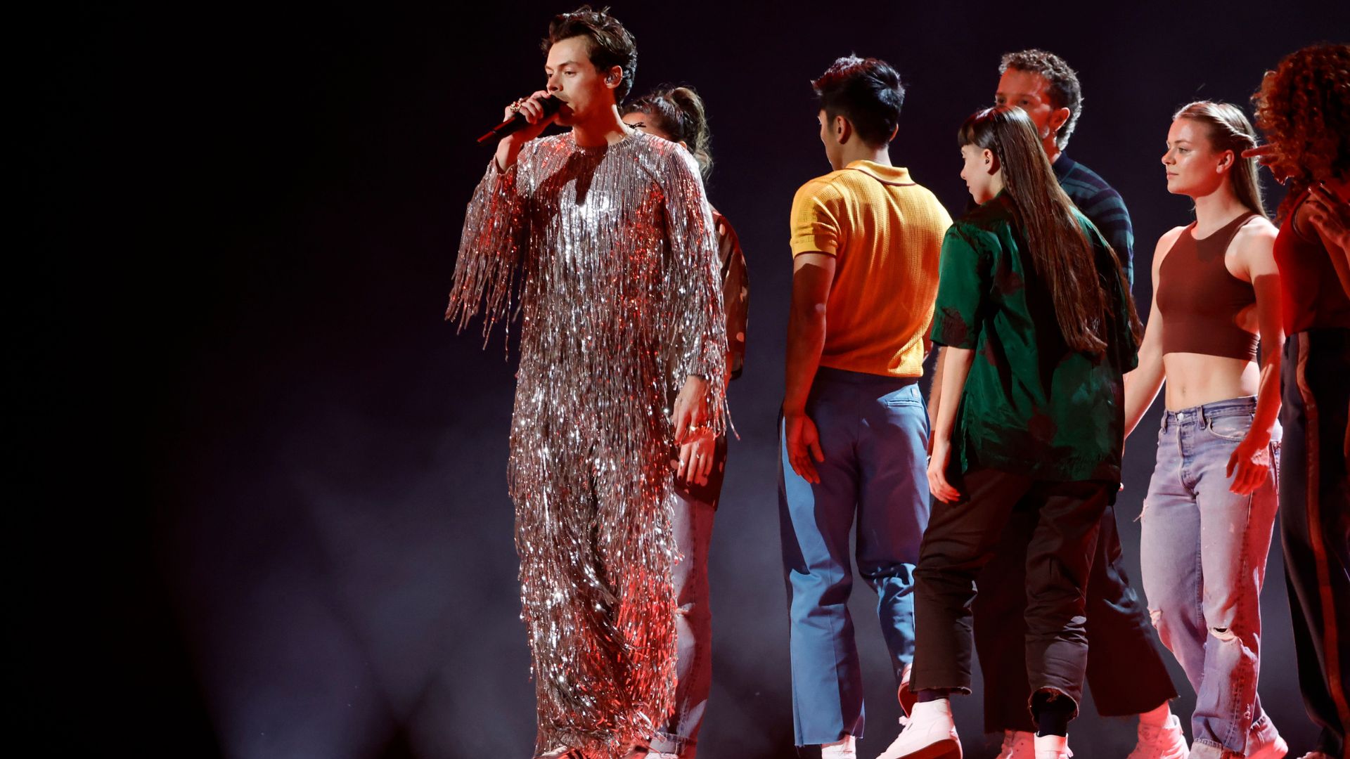 BAILARINES DE HARRY STYLES EXPLICAN QUÉ PASÓ EN SU PRESENTACIÓN EN LOS GRAMMY