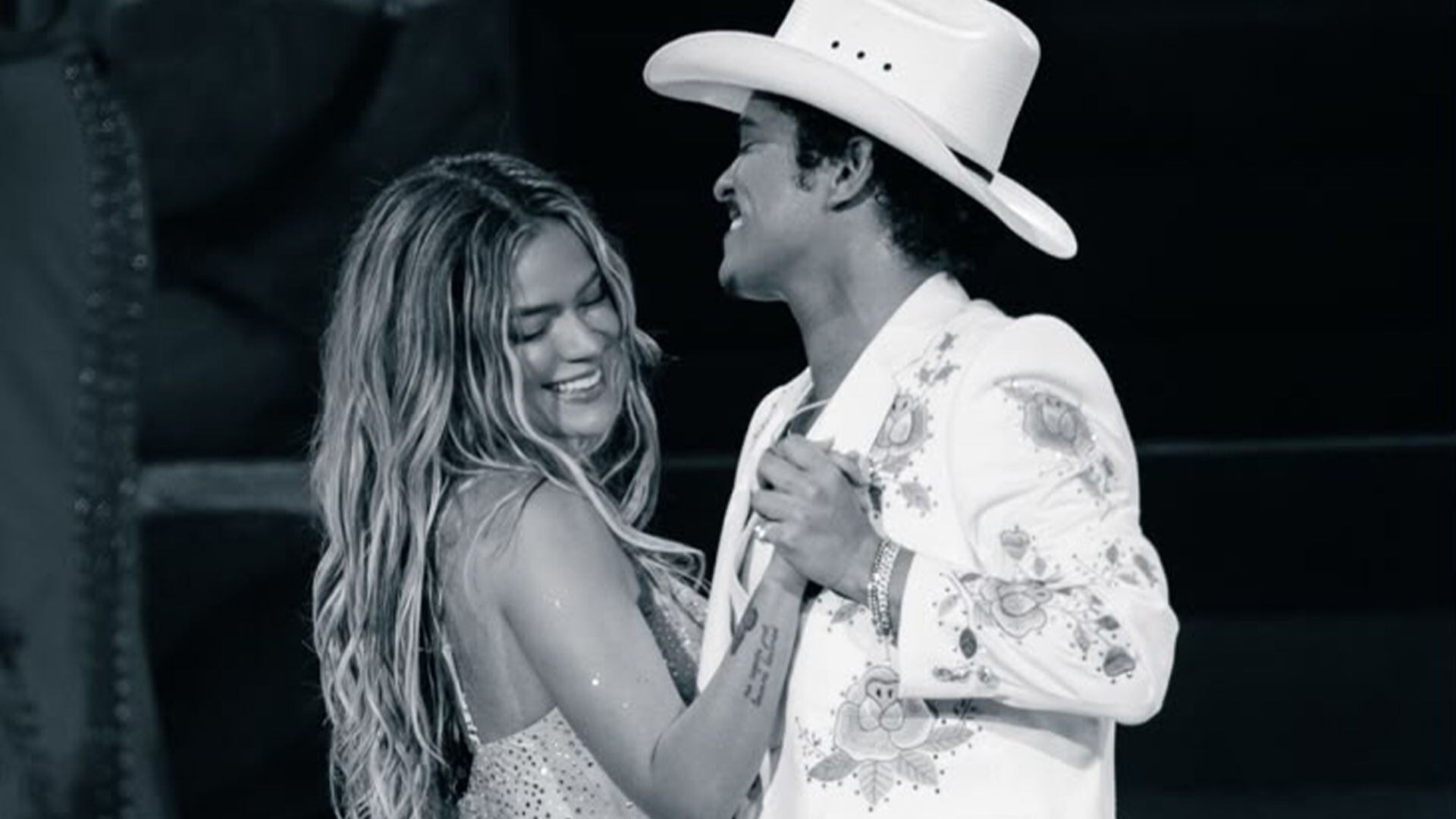 Bruno Mars reacciona con humor al ver a Drake bailar con Karol G