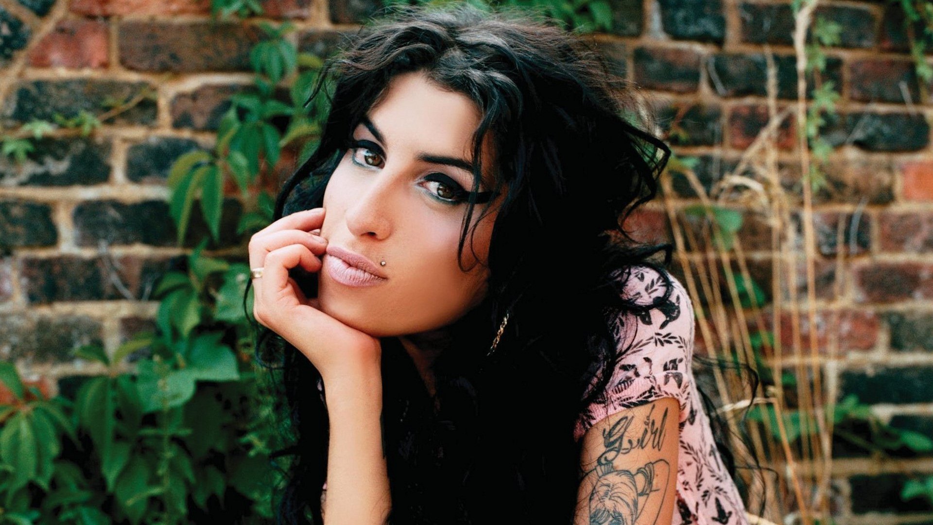 Padres de Amy Winehouse Reciben Premio BRIT por su "Increíble Talento"