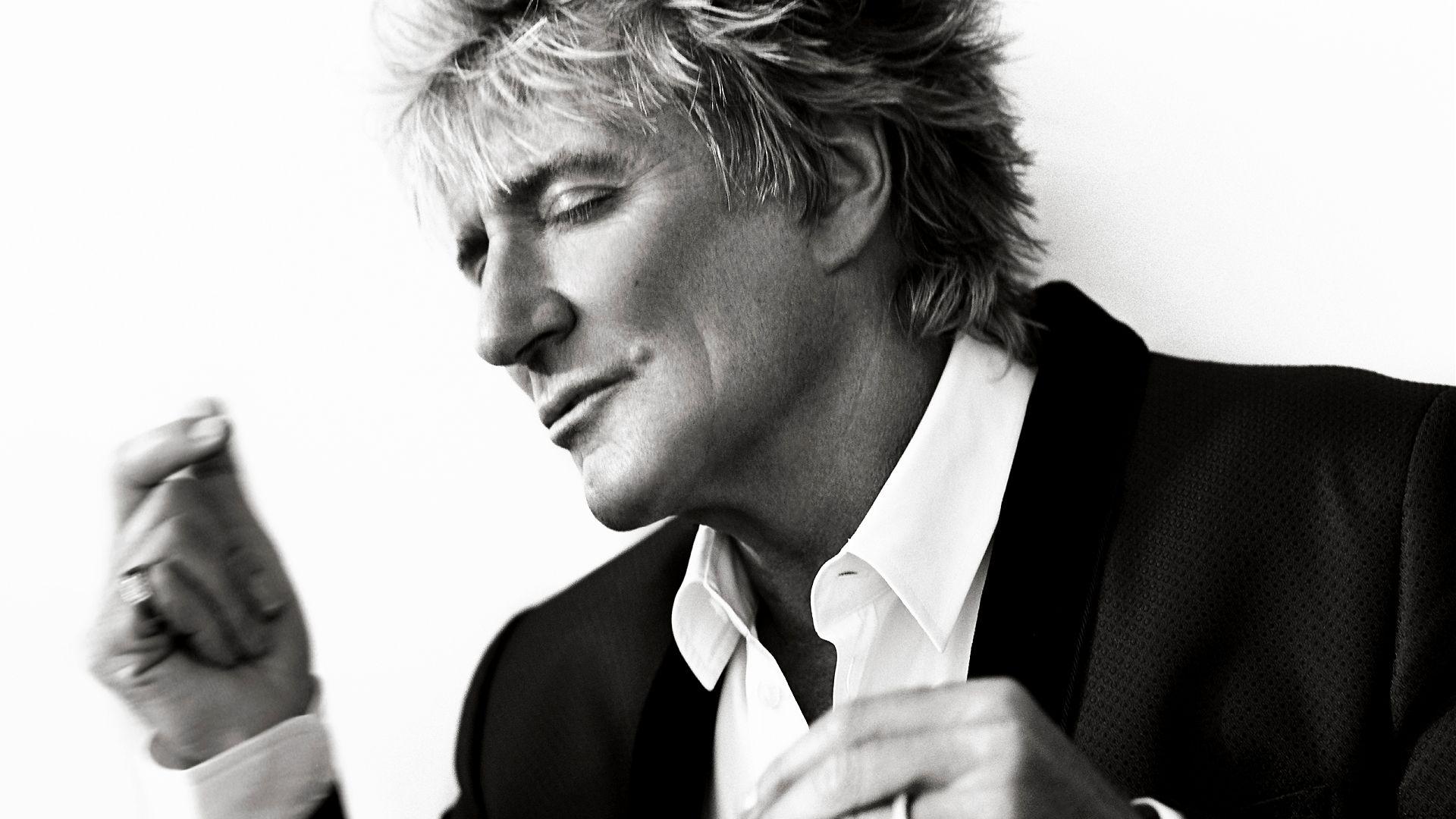 ROD STEWART CON PALA EN MANO ARREGLA  CALLES