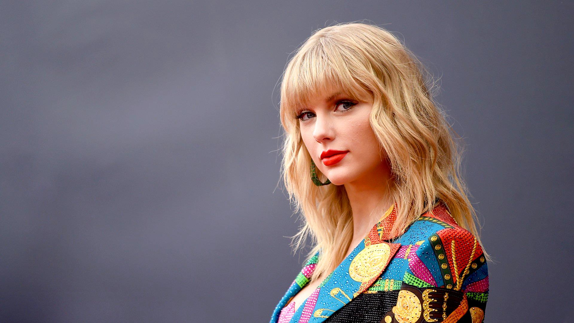 TAYLOR SWIFT Y ARCTIC MONKEYS EN LA LUCHA POR EL  #1 EN REINO UNIDO